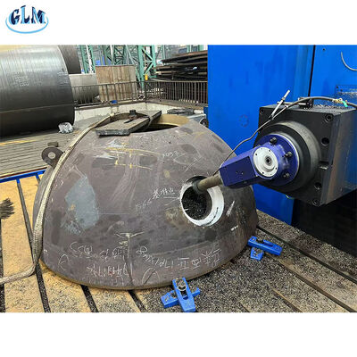 Po utworzeniu głowicy półkułowej, wiercą się otwory, a wzmocnienie jest wykonywane zgodnie z obliczeniami ciśnienia w celu zapewnienia wytrzymałości.